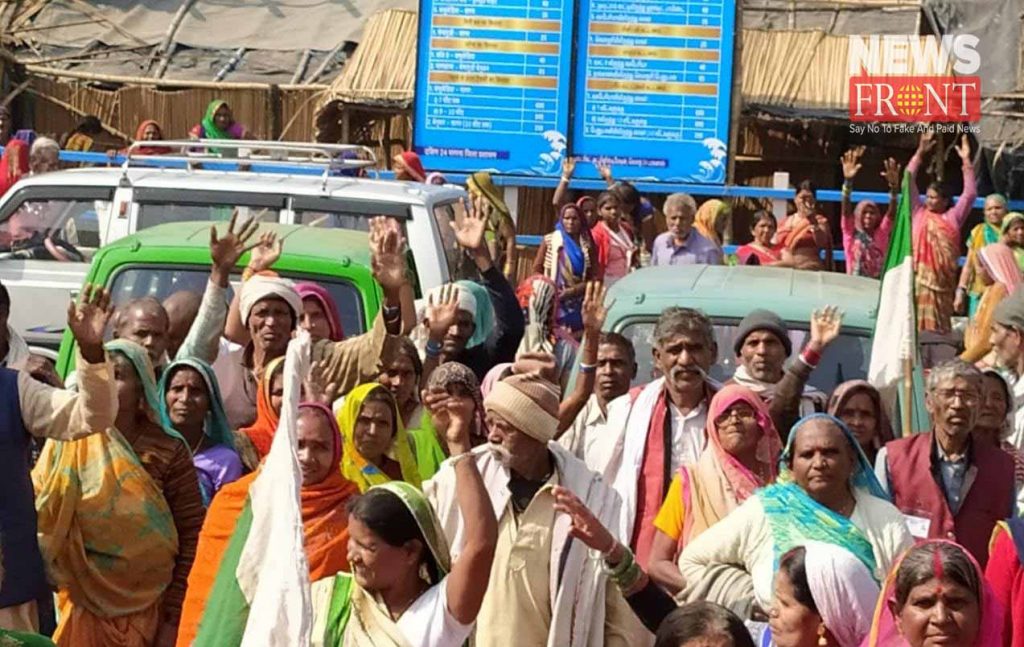 pilgrims protest for over price fare of vehicles | newsfront.co