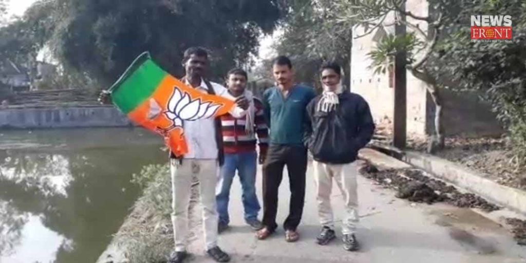 tmc workers removing bjp party flag in chandrakona | newsfront.co