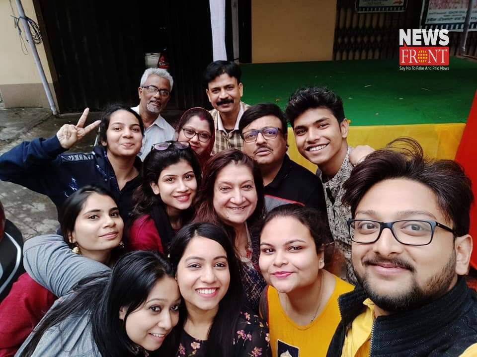 group selfie | newsfront.co