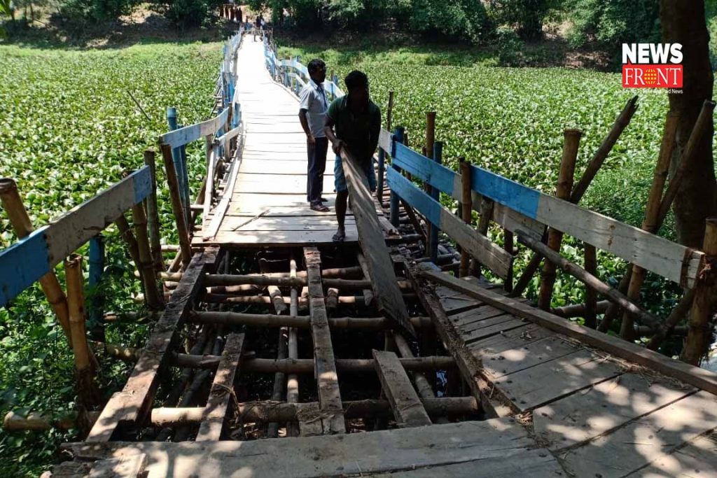 village divided wooden bridge for panic of corona | newsfront.co